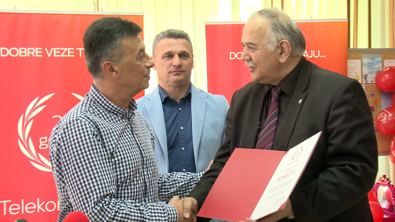 Телеком уручио донацију школи 